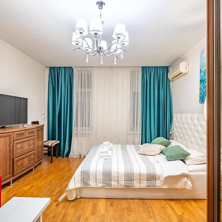 לבוב Just Another Comfy Apartment On The Main Squere. 2 Bedrooms, Own Heating, Ac מראה חיצוני תמונה