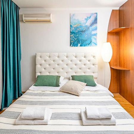 לבוב Just Another Comfy Apartment On The Main Squere. 2 Bedrooms, Own Heating, Ac מראה חיצוני תמונה
