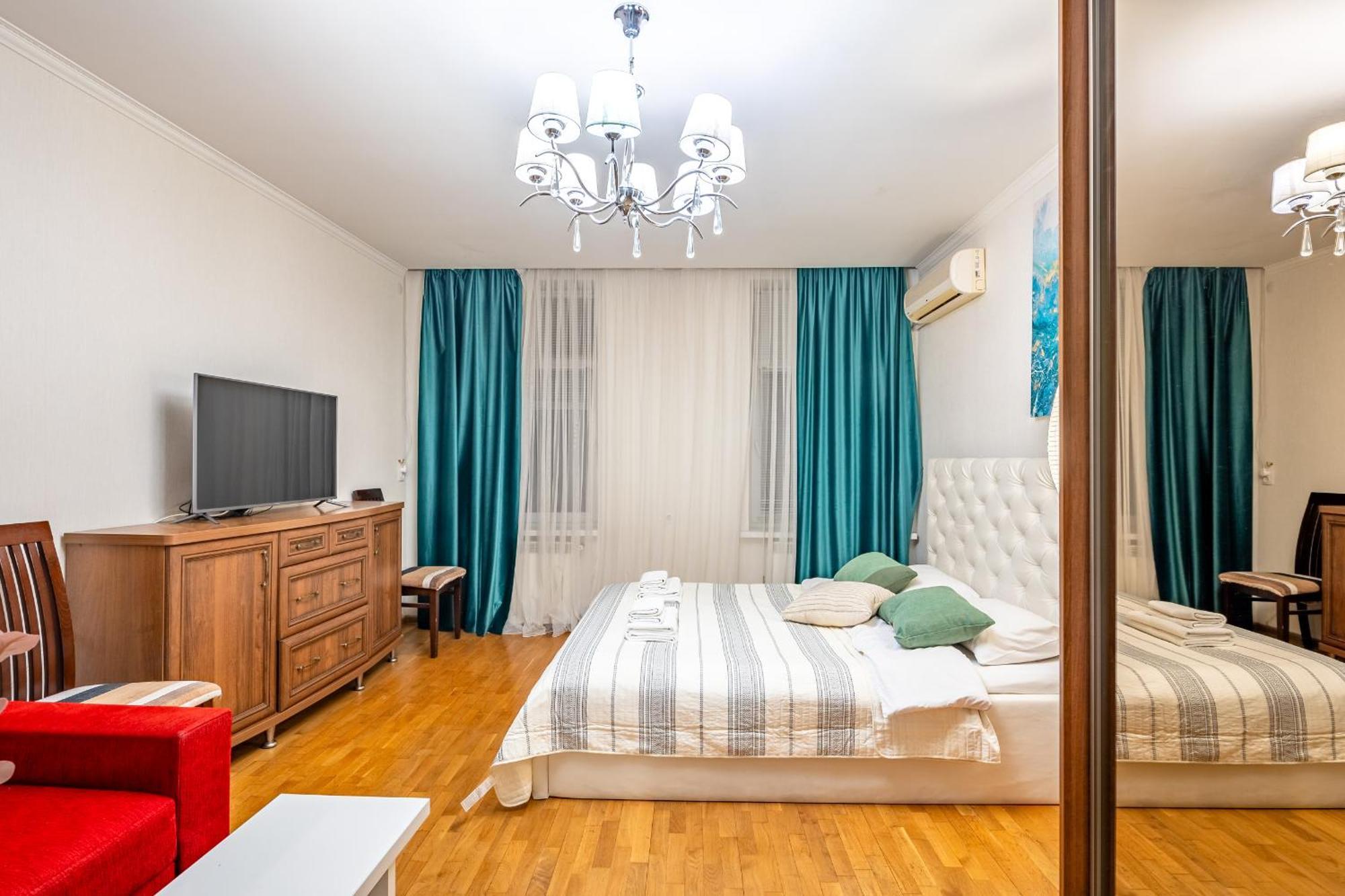 לבוב Just Another Comfy Apartment On The Main Squere. 2 Bedrooms, Own Heating, Ac מראה חיצוני תמונה