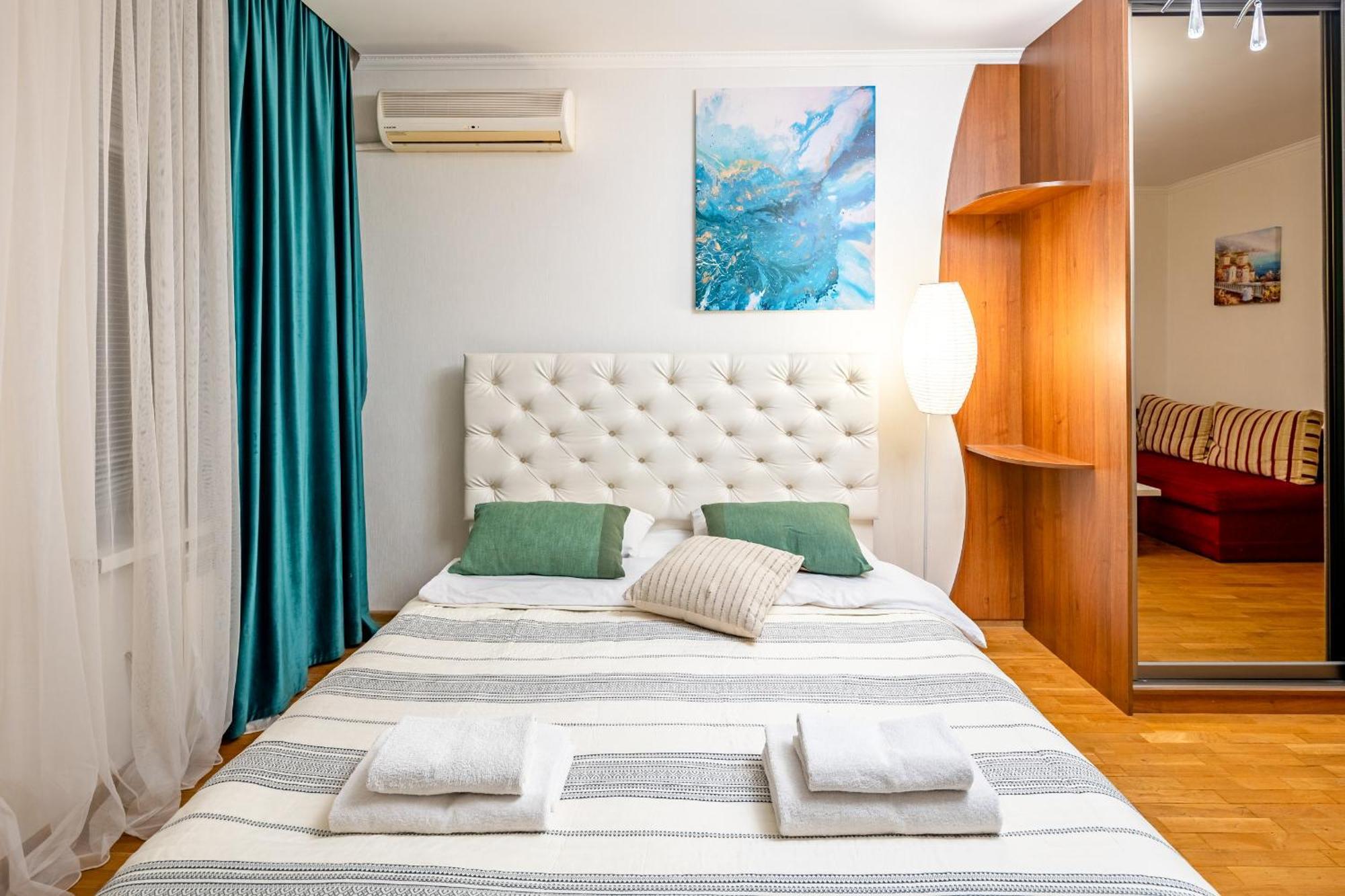 לבוב Just Another Comfy Apartment On The Main Squere. 2 Bedrooms, Own Heating, Ac מראה חיצוני תמונה